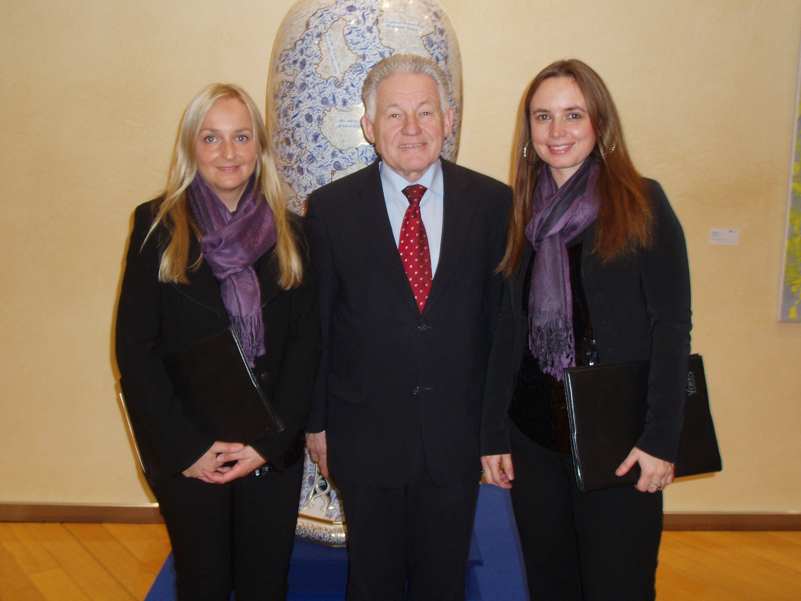 Andrea Schedlberger und Carmen Lungenschmid mit LH Josef Pühringer