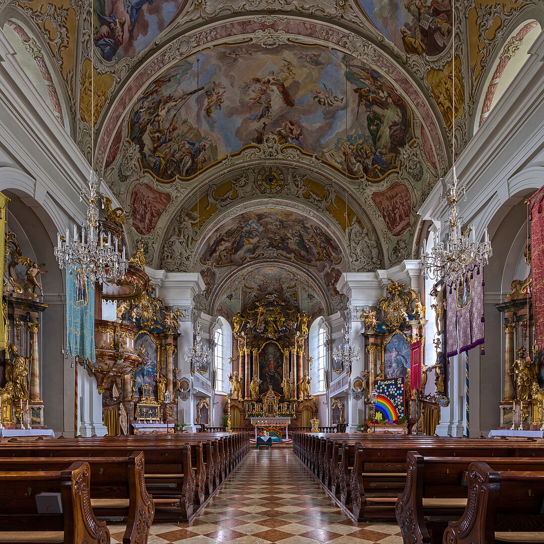 Innenansicht der katholischen Pfarrkirche St. Peter und Paul in Söll (Tirol).